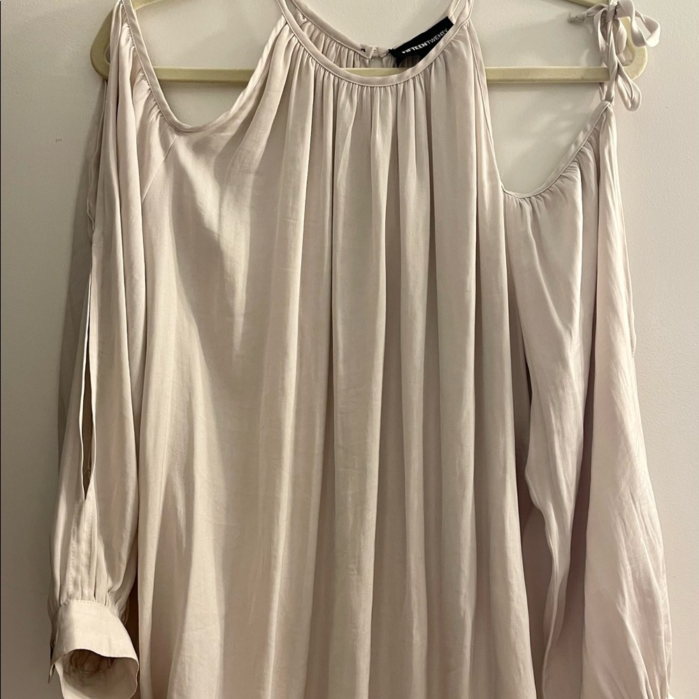 Fifteen Twenty Cold Shoulder Top M